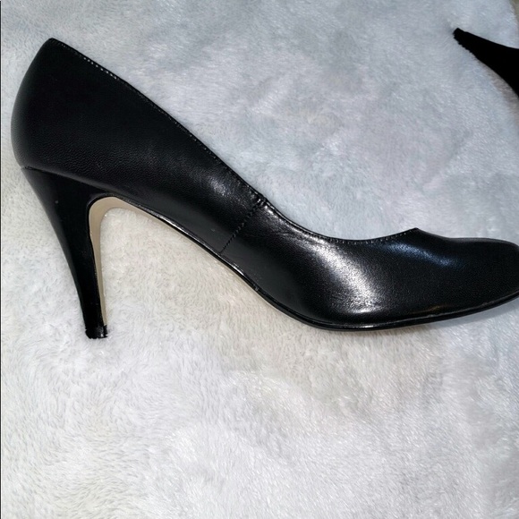 Liz Claiborne- Black Pumps - Picture 3 of 5